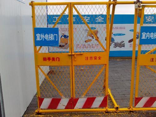 施工电梯安全门